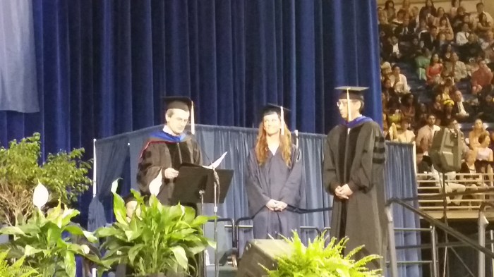 De student marshal met professor Baumgardner (links) en professor Ding (rechts) 