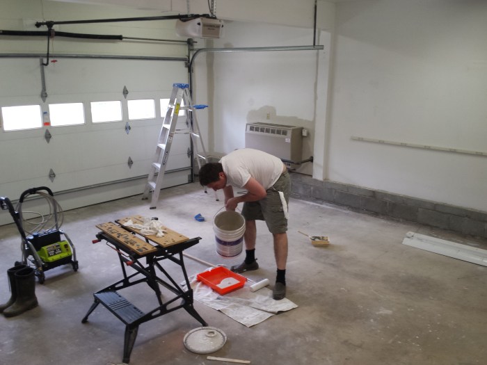 Achter de kachel het eerste lichtgrijs op de muur...