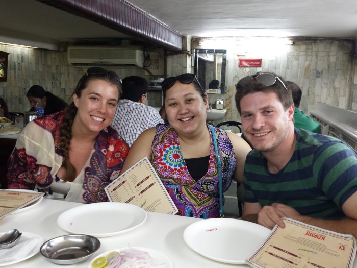 Jess, Emma en Peter bij Karim's