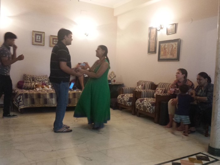 Oefenen door zus Divya en haar man