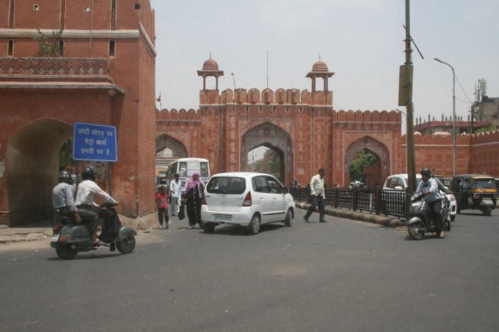 Toegangspoort tot de Roze Stad (oude binnenstad van Jaipur)