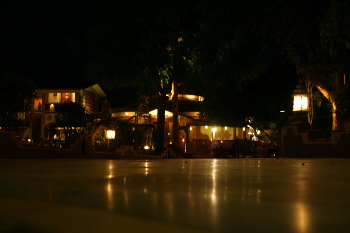 Het Chokni Dhani resort na zonsondergang