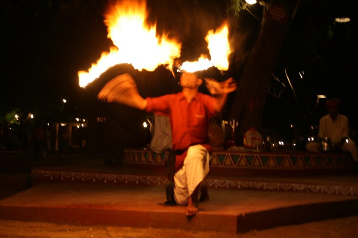 Vuurspuwers in Chokni Dhani