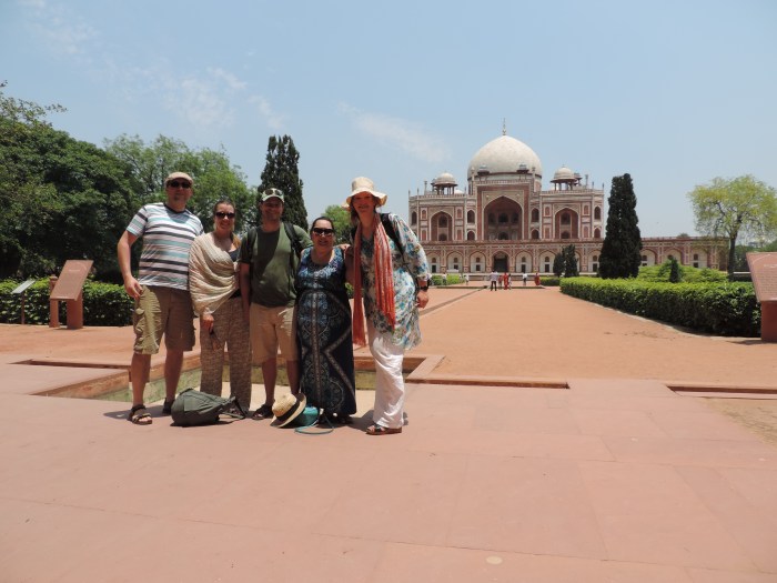 Michiel, Jess, Peter, Emma en ik voor Humayun's Tombe