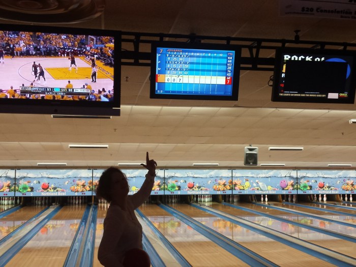 Bowlen met een gekneusde duim: score 007. 