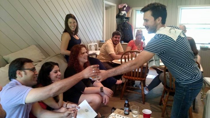 De jarige Charlie deelde de glaasjes uit