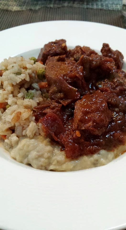 Zoete turkse rijst, stoofpotje van lamsvlees, en auberginepuree