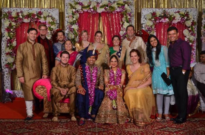 Daar staan we dan allemaal - met Pranav en Priya