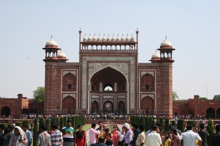 De toegangspoort tot de Taj Mahal (een van de vier... aan elke kant een)