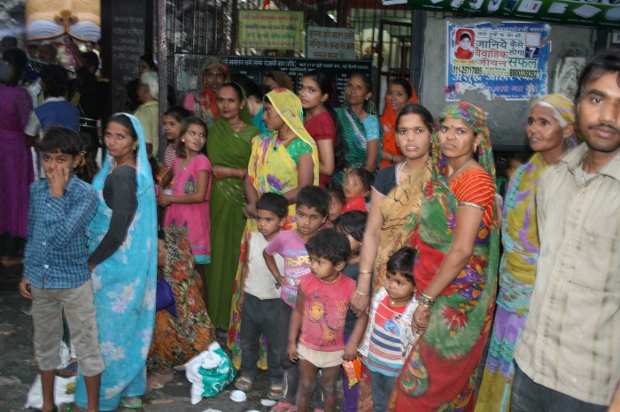 Buiten de tempel. De armoede is nooit ver weg in Delhi