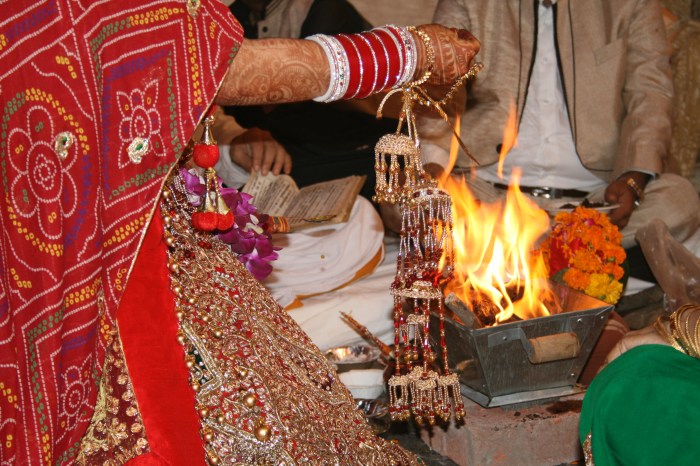 Het gooien van bloemetjes in het vuur... traditie