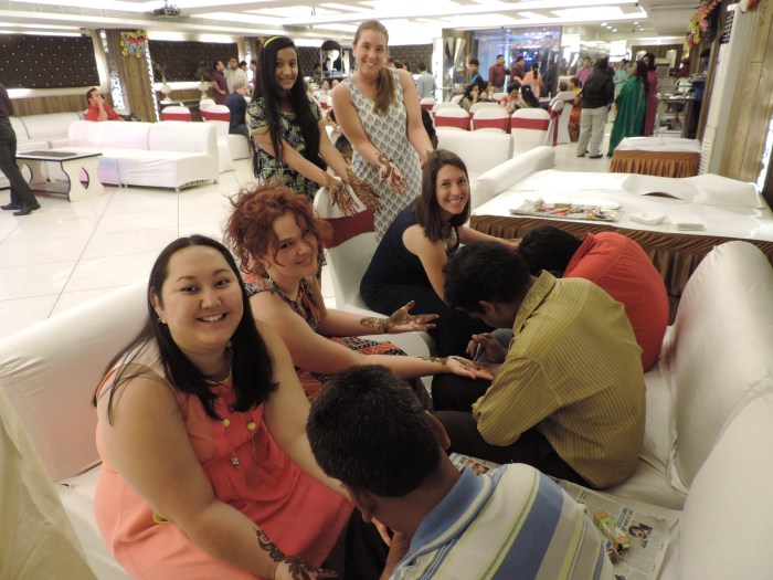 De henna werd in rap tempo aangebracht