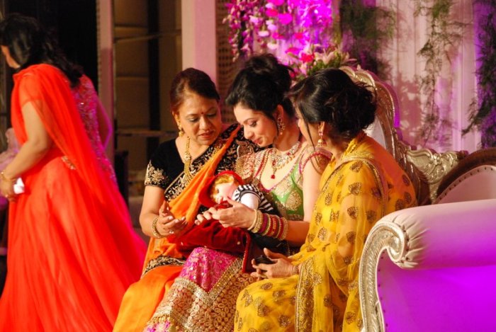 De Godh ceremonie, met moeder en schoonmoeder aan Priya's zijde