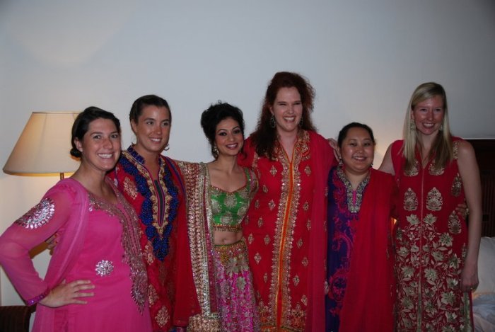 De meiden in kurta, met Priya naast mij