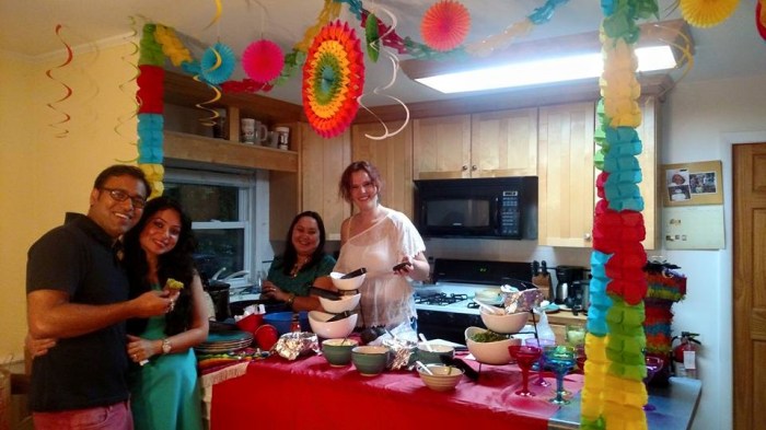 Pranav en Priya, Emma en ik in Peter's keuken