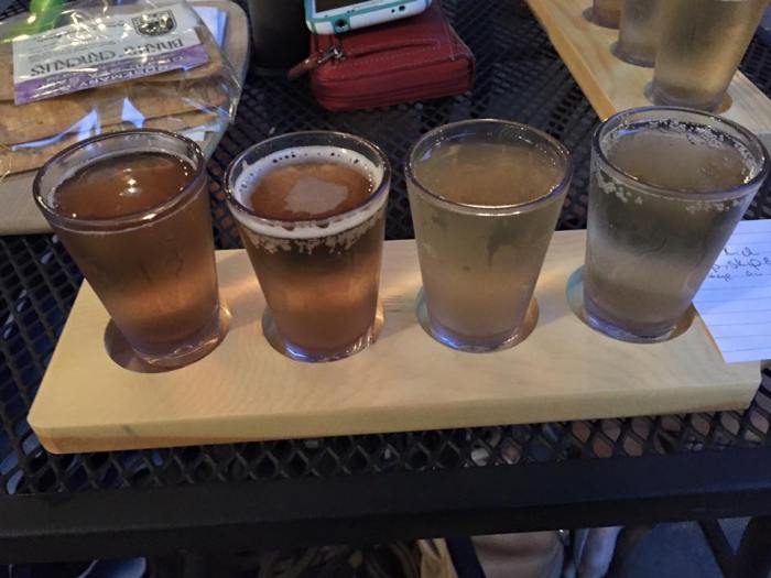 Emma's 'flight' van vier glaasjes cider bij Good Intent Cider