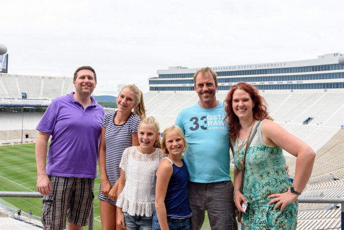 Michiel - Quint - Meike - Lima - Arjen - en ik in het gigantische Beaver Stadium