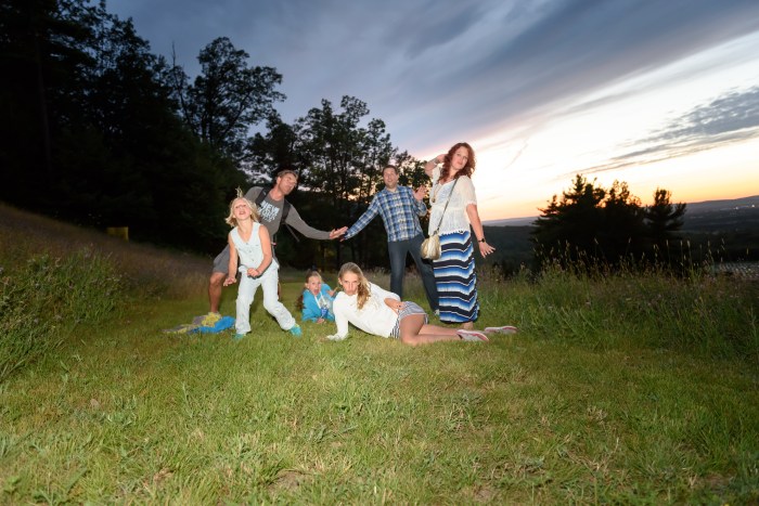 Poseren (gekke bekken trekken) op de berg bij zonsondergang