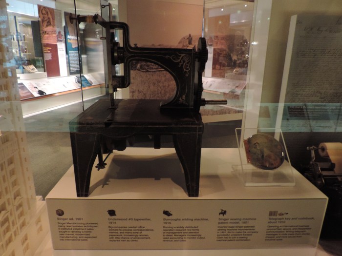 De eerste Singer naaimachine...