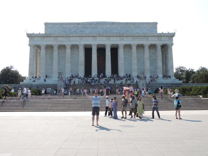 Het Lincolmonument, met binnen een standbeeld van Lincoln op z'n troon