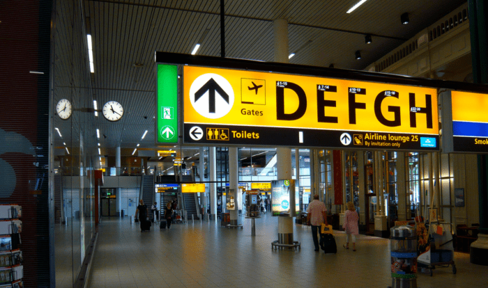 Dit is Schiphol, met de bekende gele bewegwijzeringsborden