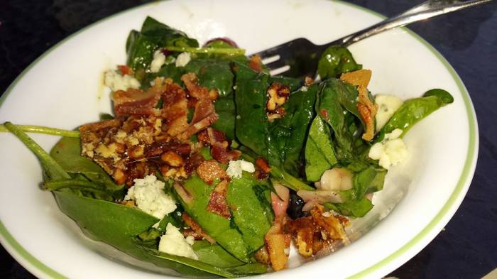 En een heerlijk spinaziesalade met bacon, aardbeien en blauwe kaas