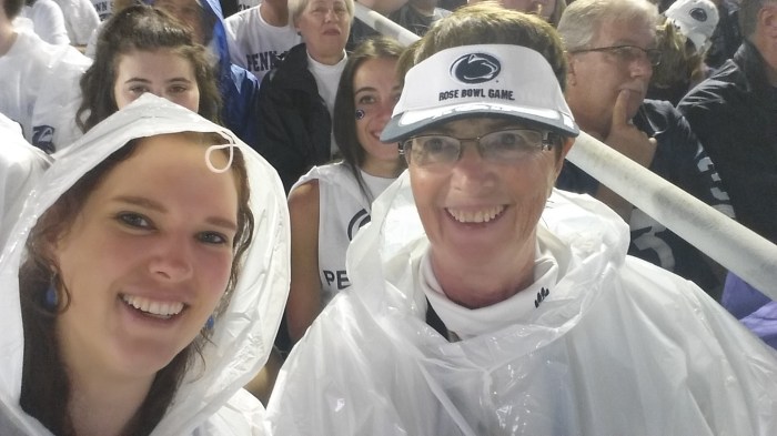 Mijn collega Carolyn en ik - toen het nog niet heeeeel hard regende