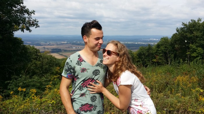 Hendrieke en Robin op de top van de berg bij Rothrock Forest 