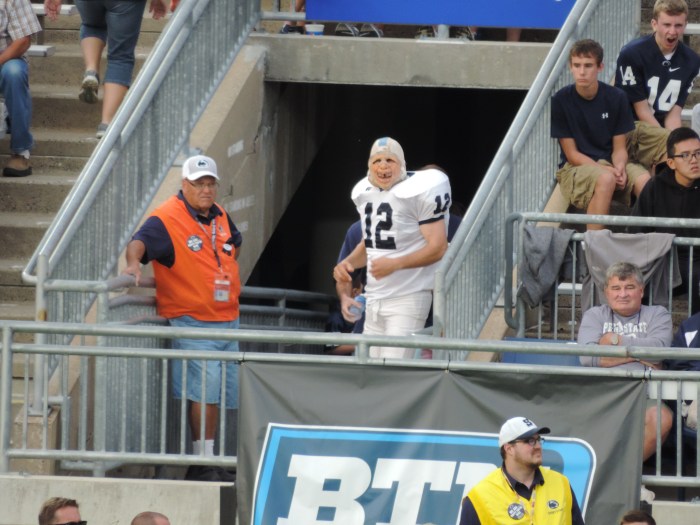 En ook op de tribune  is er gekkigheid...