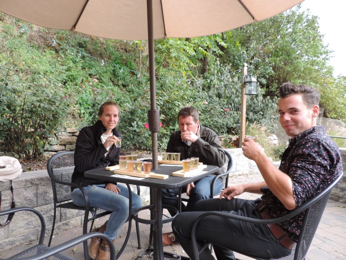 Cider's proeven op het terras bij Good Intent Cider