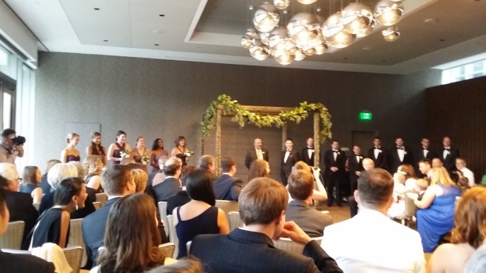 Trouwprieeltje in een hotel, met vooraan Chris