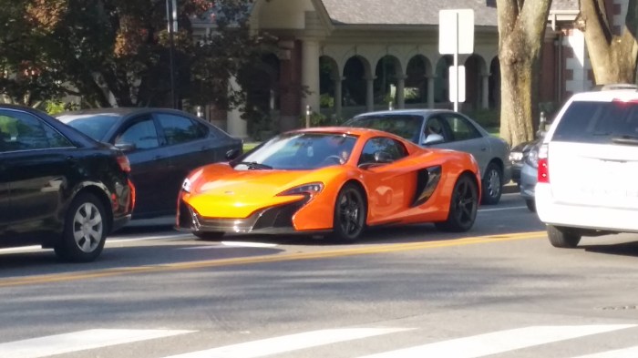 Een oranje Audi R8. Op de campus...
