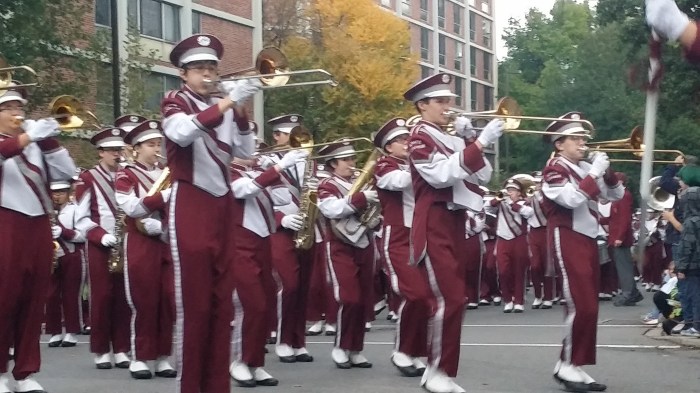 De marching band van de high school in State College