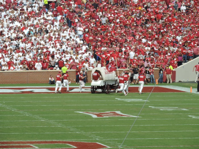 De Sooner Schooner, die op het veld komt na elke touchdown