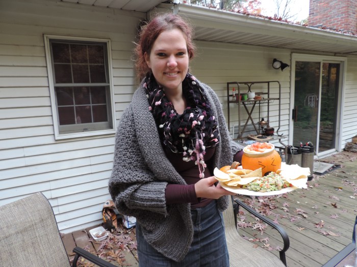 Passende snack: pompoen gevuld met queso, quacemole en tortillachips