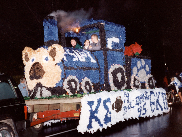 Een 'float' - een praalwagen gemaakt van propjes gekleurd papier