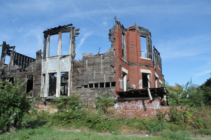 En helemaal ingestorte huizen