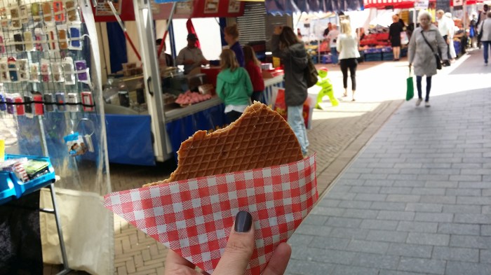 Een Nederlandse stroopwafel, vers op de markt (afgelopen zomer in Emmeloord)