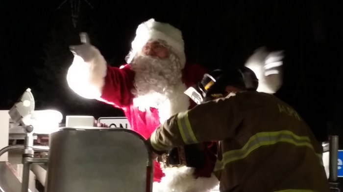 Met de brandweermannen als elfjes (of Zwarte Pieten)