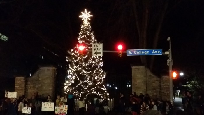 De megakerstboom bij de ingang van de campus
