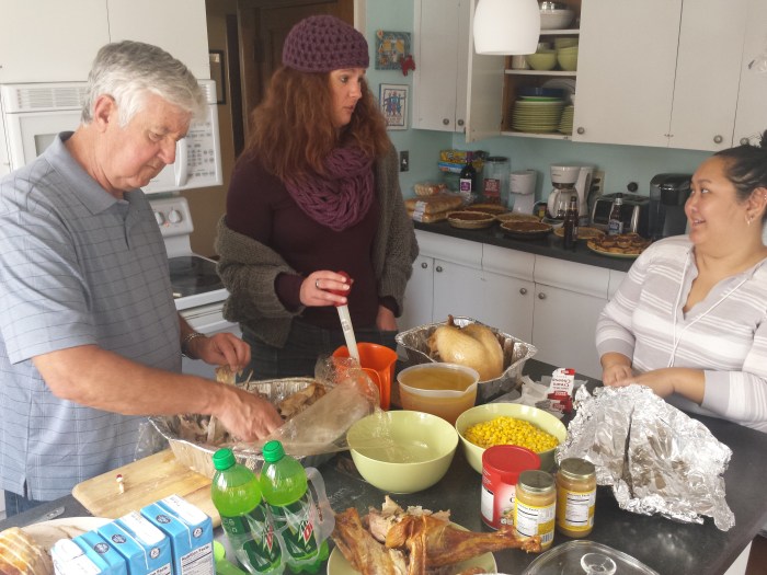 Even helpen met het maken van de 'gravy' 