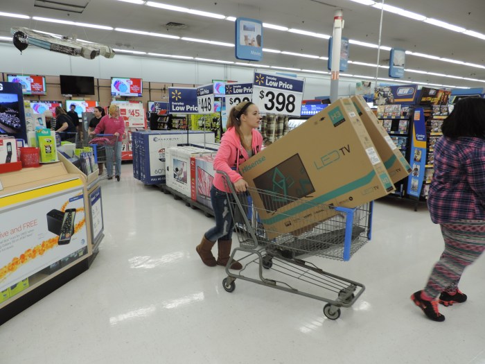 TVs per twee tegelijk de Walmart uit...