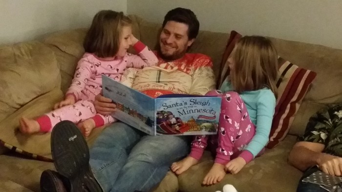 Peter vertelt de meiden hun kerstverhaal voor ze gaan slapen