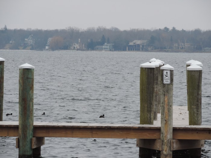 Lake Minnetonka. Het huis van Susan en Tom is het lage, grijze huis midden op de foto