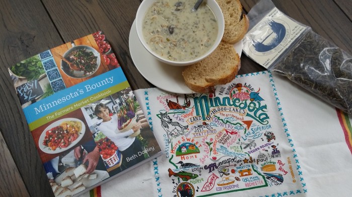 De Minnesota Chicken Wild Rice soep - omringd door kerstcadeautjes