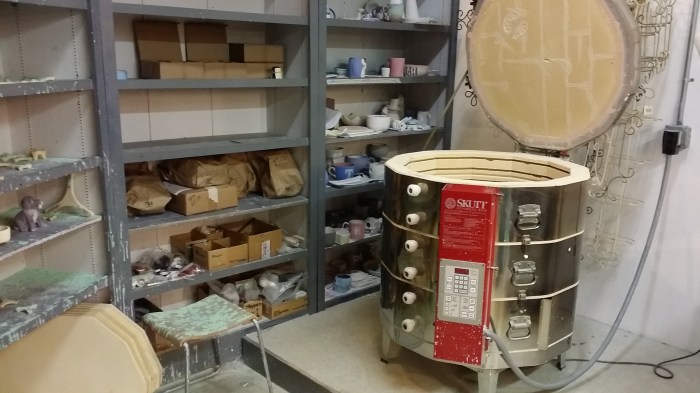 En de oven waar de werkstukken in worden afgebakken