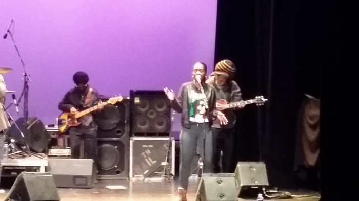 Met in Rastafari muts een origineel bandlid van de vroegere Wailers