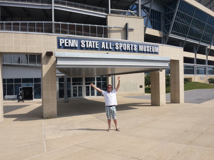 Klaas voor het Penn State All Sports Museum