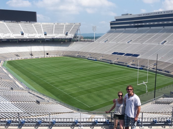 Klaas en Linda in het enorme Beaver Stadium