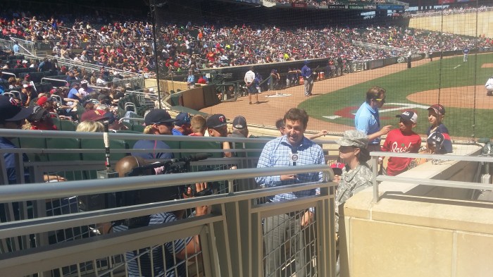 Een militair wordt geinterviewd naast onze tribune